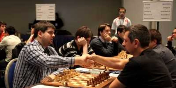 Viorel Bologan (dreapta) și Piotr Svidler - prima strângere de mână la Europenele-2011