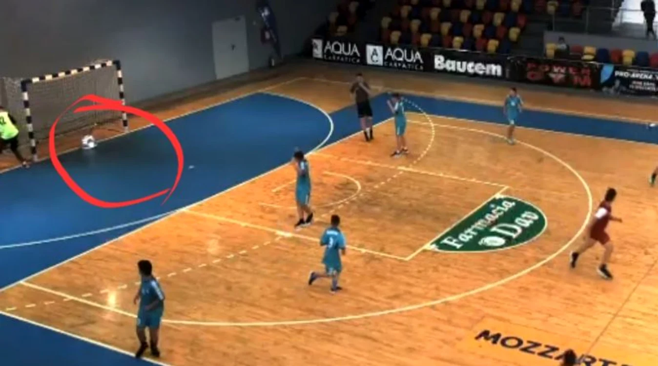Corpul de iluminat a căzut la mică distanță de portarul echipei din Banat Foto: Handbalmania.ro