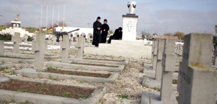 Constanţa: Ziua Armatei: Eroii uitaţi din cimitirul de la Mircea Vodă (GALERIE FOTO)