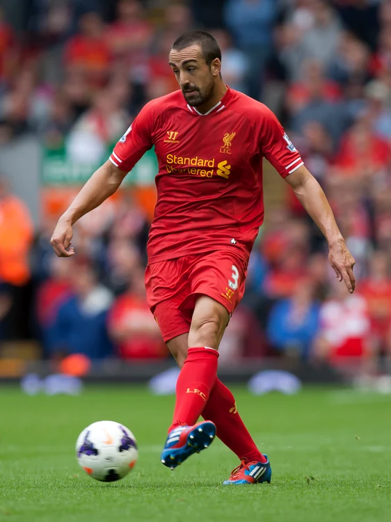 Jose Enrique, într-o postură inedină, în tricoul lui Liverpool. Probabil pe vremea lui Brendan Rogers, pentru că sub Jurgen Klopp a jucat foarte puţin