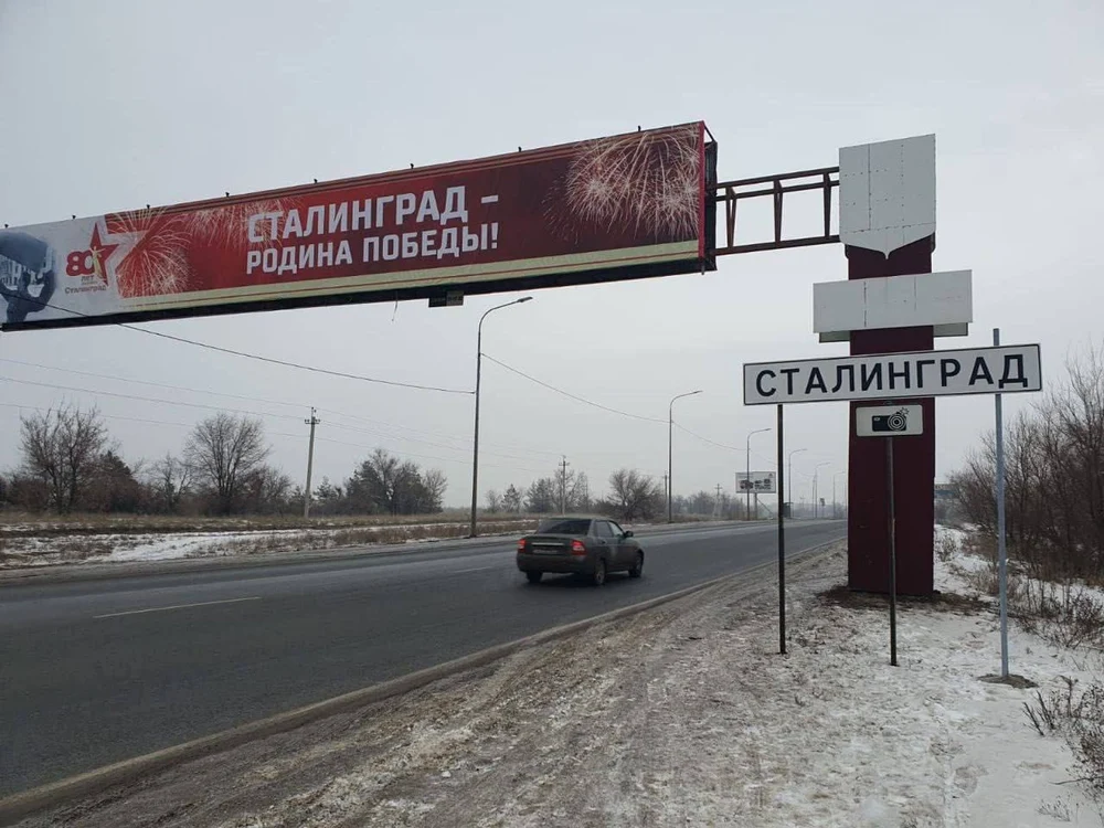 Pancartă la intrarea în Volgograd, redenumit simbolic în Stalingrad FOTO Nexta