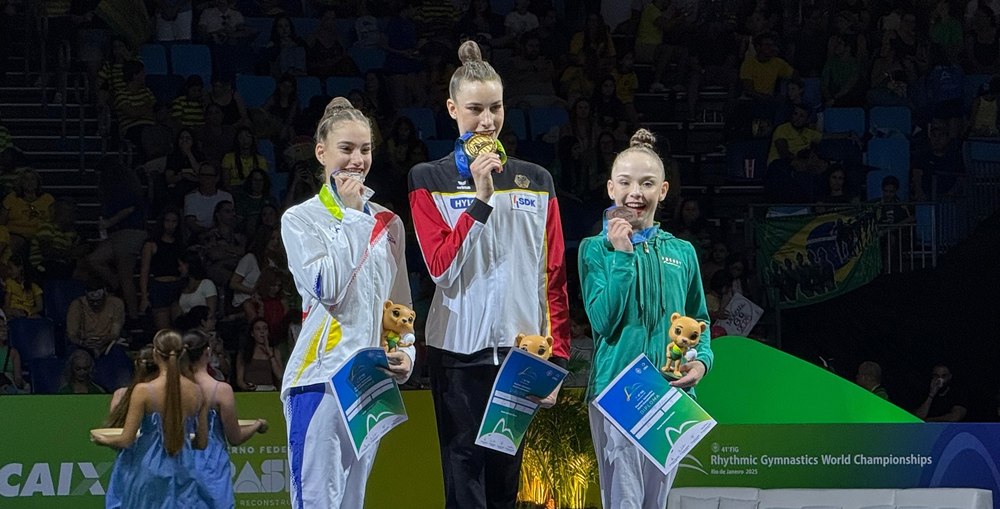 Amalia Lică z osvojeno srebrno medaljo na svetovnem prvenstvu v ritmični gimnastiki