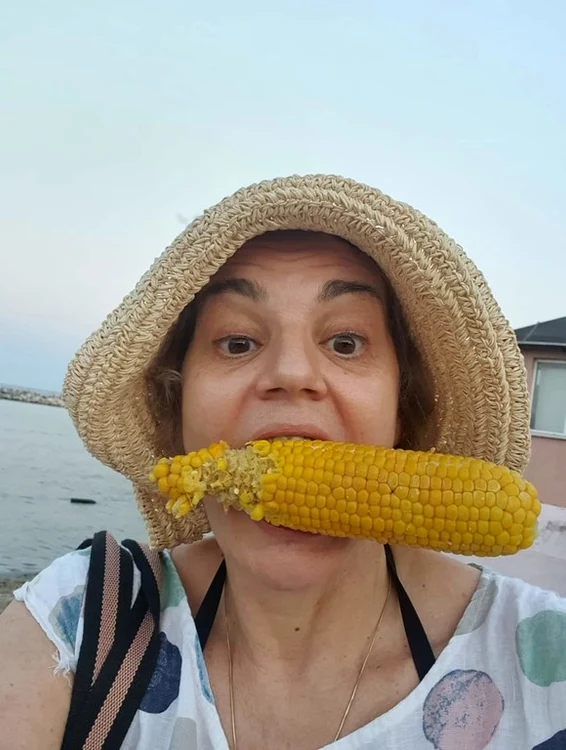 
    Maia,  glumeaţă,  ca de obicei!  