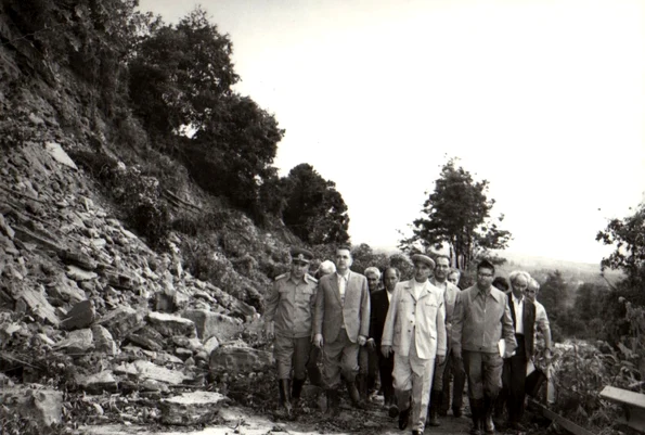 Nicolae Ceaușescu inspectează zone afectate de ploile abundente din iunie 1979 (© „Fototeca online a comunismului românesc”, cota: 99/1979)