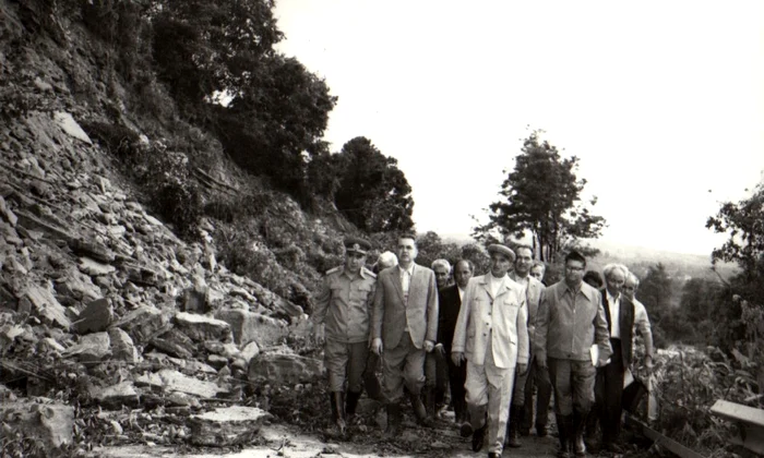 Nicolae Ceaușescu inspectează zone afectate de ploile abundente din iunie 1979 (© „Fototeca online a comunismului românesc”, cota: 99/1979)