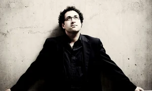 Dirijorul britanic Leo Hussain revine la Sala Radio cu un program Elgar/Sibelius jpeg