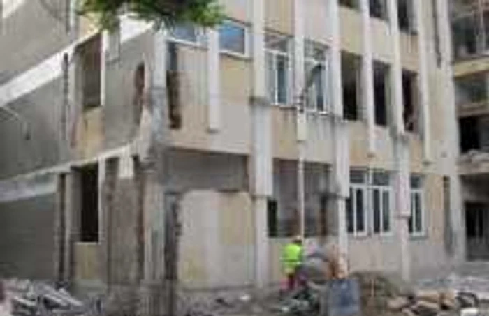 La Colegiul „Nichita Stănescu“ din Ploieşti se efectuează lucrări de consolidare a clădirii. Foto: Codruţa Horja