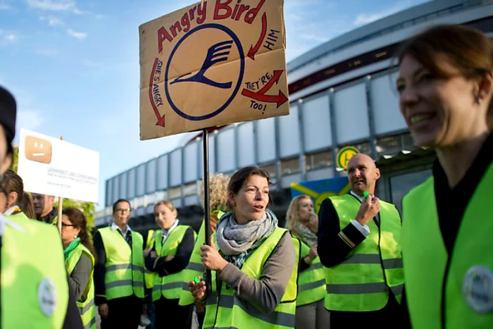 
    Însoțitorii de zbor din Germania sunt în grevă generală  