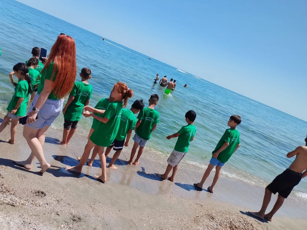 „Wow, ce mare e”. Cum a reușit o școală mică de la sat să elimine complet abandonul școlar și să-și ducă elevii la mare din bani europeni
