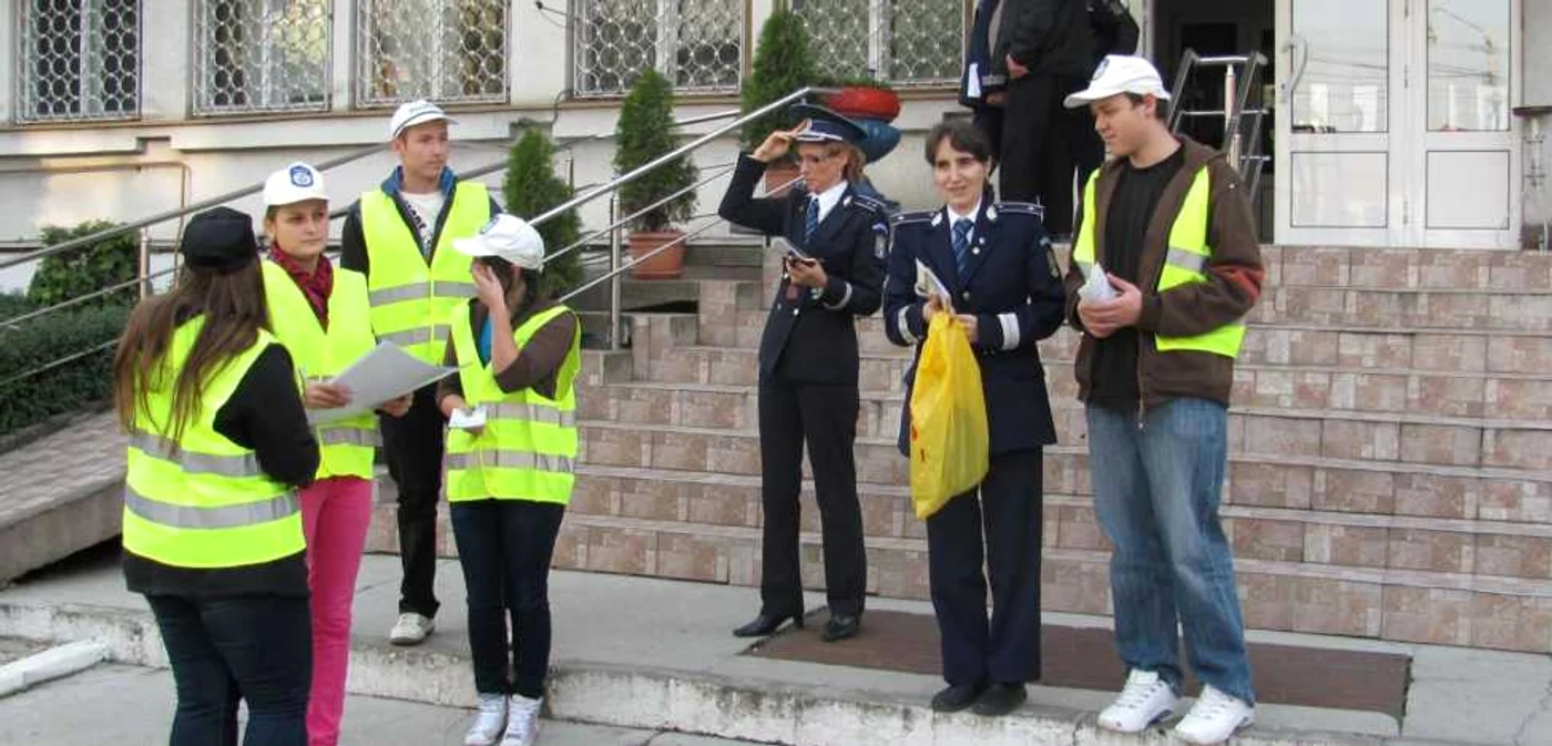 Voluntarii au distribuit materiale informative