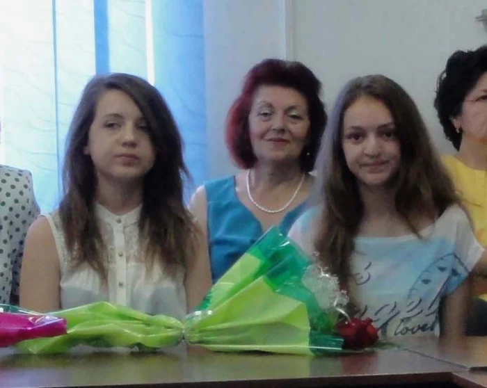 Două dintre elevele din Slatina care vor fi premiate şi de Primărie (FOTO: Mugurel Manea)