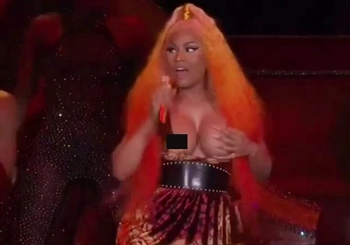 Nicki Minaj a rămas în sânii goi pe scenăfoto: Instagram
