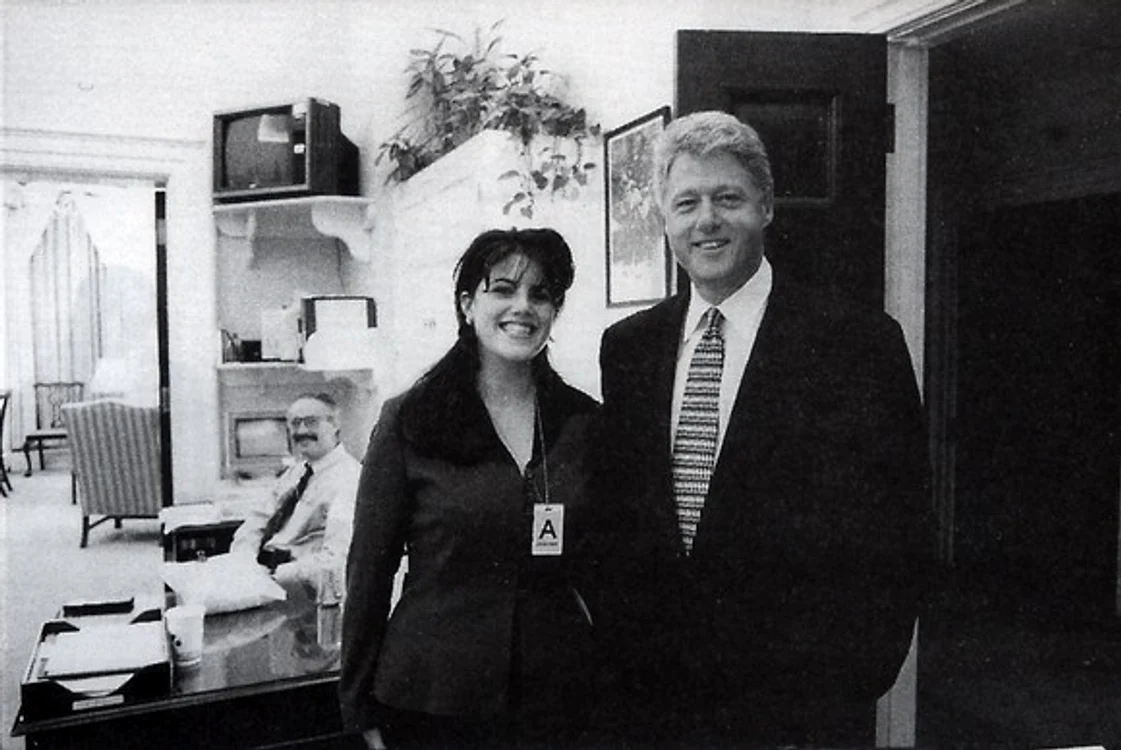 Fostului preşedinte american Bill Clinton i se atribuie unul dintre cele mai mari scandaluri sexuale din istorie