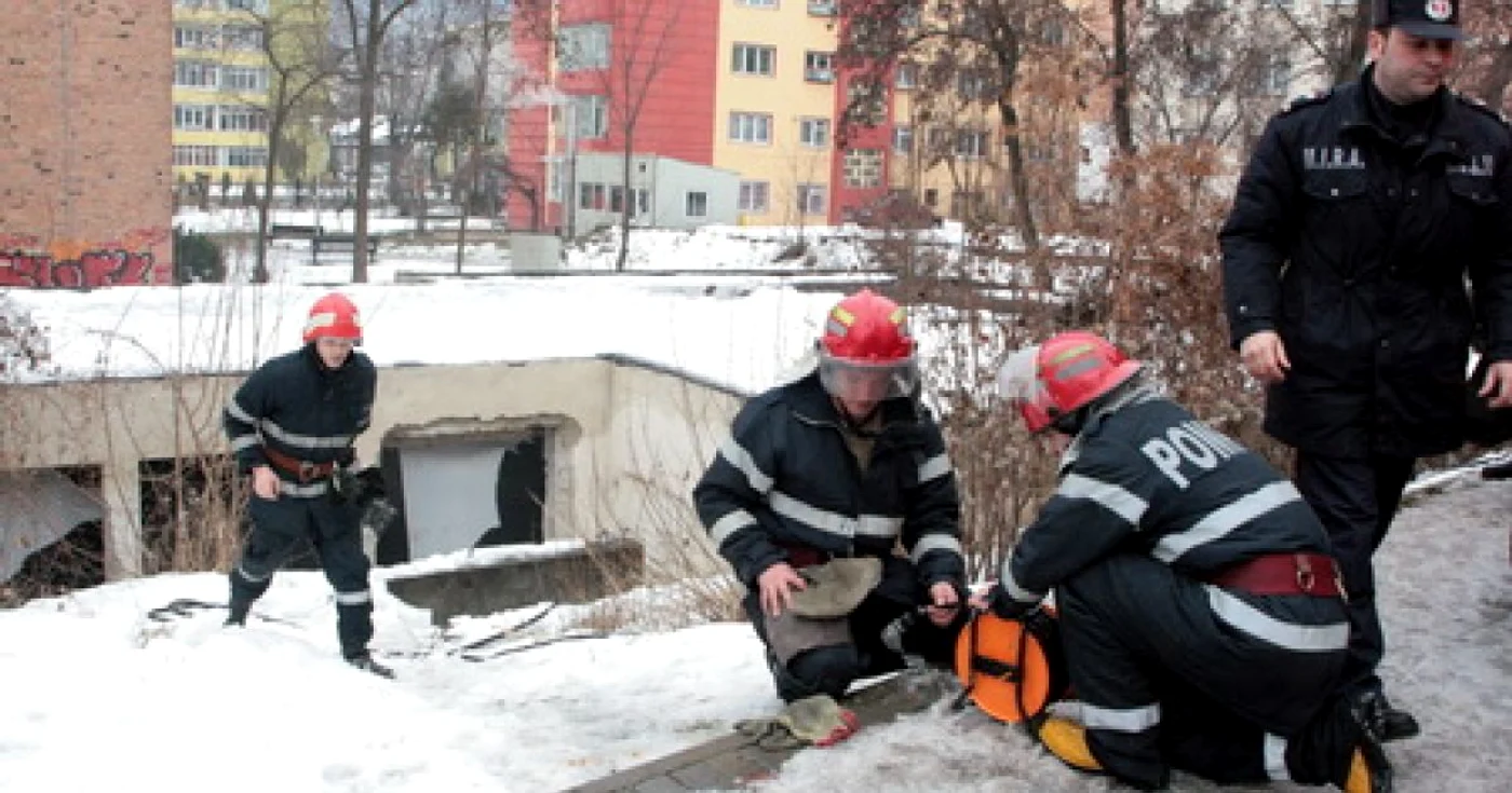 Pompierii au fost puşi pe drumuri pentru a stinge cablurile electrice aprinse în nişte ruine