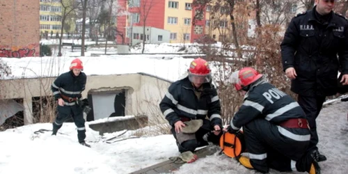 Pompierii au fost puşi pe drumuri pentru a stinge cablurile electrice aprinse în nişte ruine