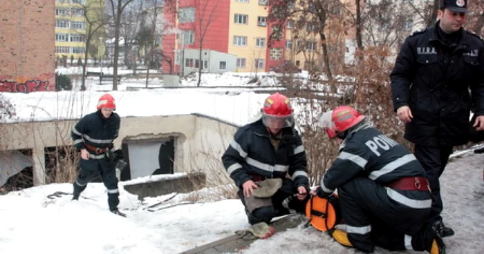 Pompierii au fost puşi pe drumuri pentru a stinge cablurile electrice aprinse în nişte ruine