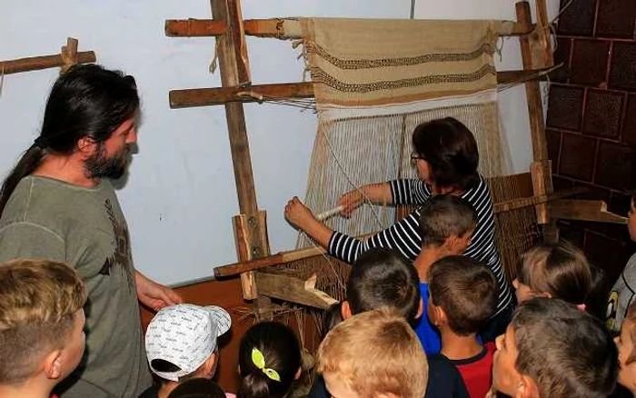Copiii încaţă mşteşuguri vechi Foto: MJIA