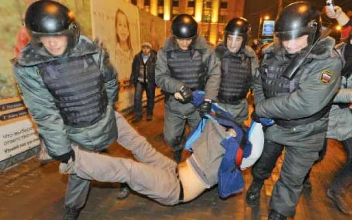 Cine protestează este arestat