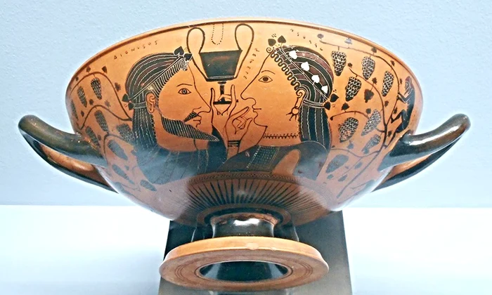 Dionis, zeul vinului în mitologia greacă, și mama lui, Semele, reprezentați pe o cupă ateniană din secolul al VI-lea î. Hr. (© Carlo Raso / Flickr)