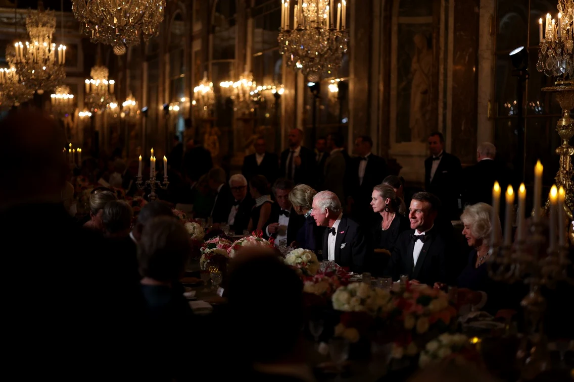 Regele Charles și Regina Camilla, invitați la dineul oferit de Brigitte ș Emmanuel Macron la Castelul Versailles