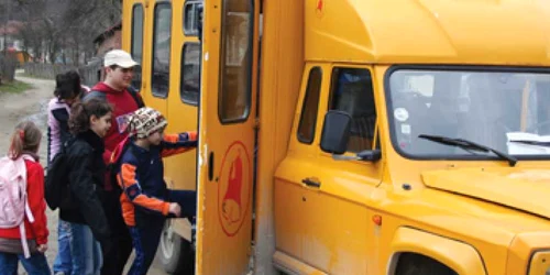 Neamţ: Elevii, duşi la ore cu microbuze-pirat