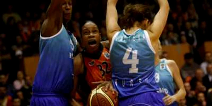 Tina Thompson în luptă cu rusoaicele de la Kursk