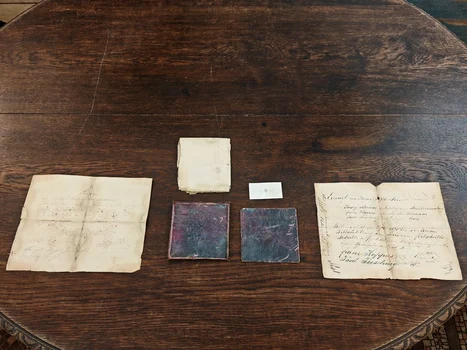 Documente ascunse sub talpa Cavalerului de pe acoperișul Turnului Buzdugan (© Muzeul Castelul Corvinilor)