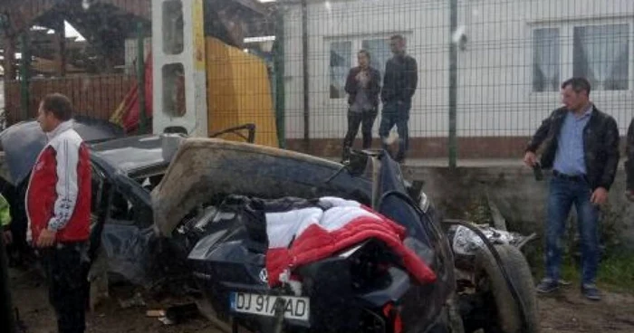 Autoturismul s-a rupt în două în urma accidentului Foto