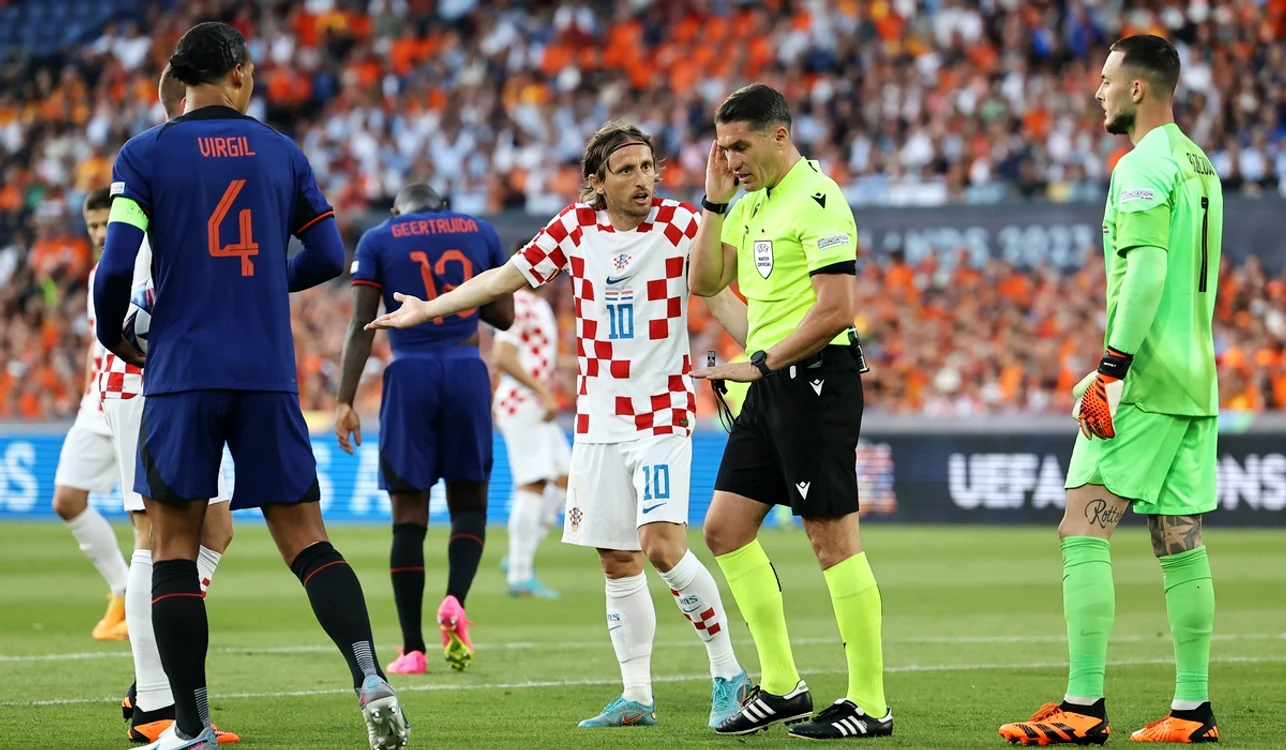 Istvan Kovacs a acordat două penalty-uri pentru croați în meciul cu Olanda. Foto Profimedia