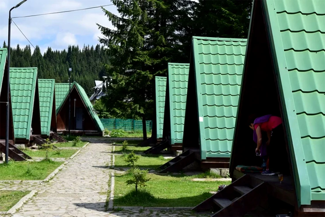 La Campingul Zănoaga, poţi sta şi la căsuţe, dar şi cu rulota sau cortul proprii