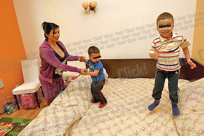 Imobilul este compus dintr-un living, trei dormitoare, bucătărie şi mansardă, dar are și o curte spaţioasă