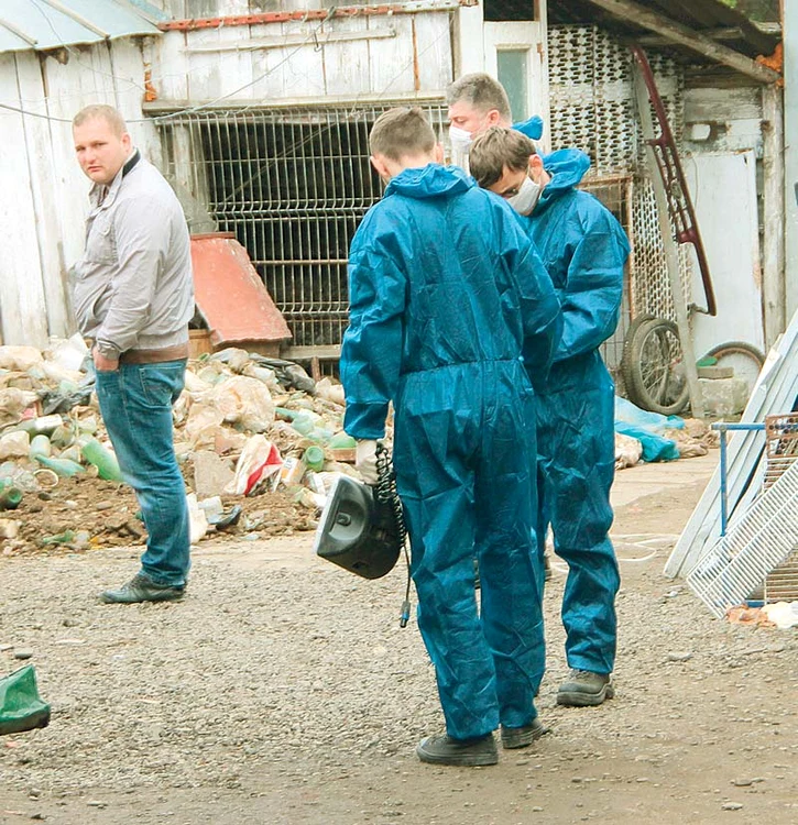 
    Anchetatorii au adus oameni  care să sape în curtea în care  bănuiesc ei că s-ar găsi probe  