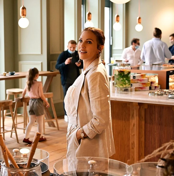 1 meryem uzerli cafenea berlin deschidere jpg jpeg