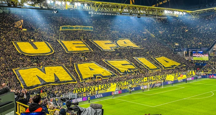 Bannerul ”UEFA mafia” este afișat pe multe stadioane din Europa. Captură TV 