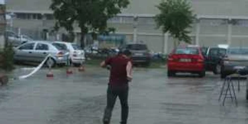 Meteorologii anunţă averse şi descărcări electrice