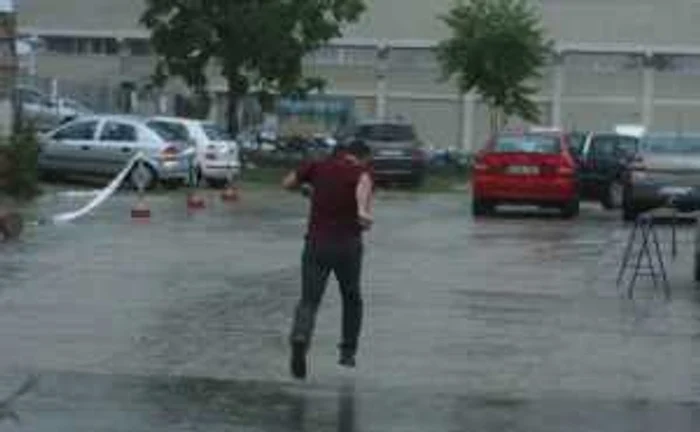 Meteorologii anunţă averse şi descărcări electrice