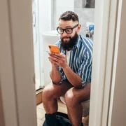 Statul pe telefon cand folosesti toaleta poate provoca hemoroizi - wc FOTO Shuterstock