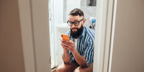 Statul pe telefon cand folosesti toaleta poate provoca hemoroizi - wc FOTO Shuterstock