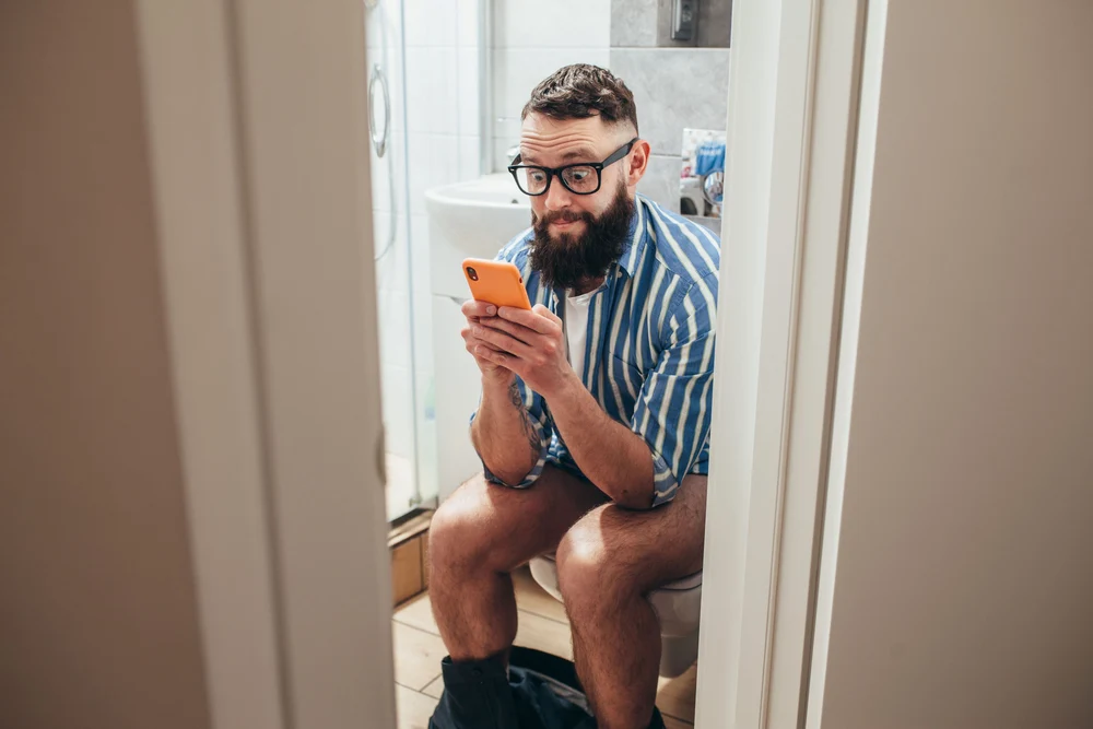 De ce nu ar trebui să folosești telefonul când stai pe toaletă. Avertismentul specialiștilor: „Scurtați timpul petrecut pe WC”