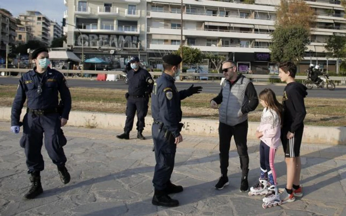 În Atena, seara, grecii nu vor mai putea să iasă noaptea pe stradă                    FOTO: EPA/EFE
