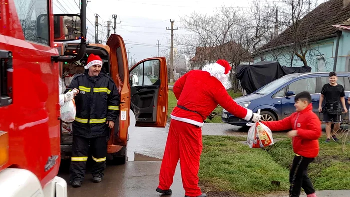 Moș Crăciun vine cu autospeciala de pompieri FOTO Ștefan Both