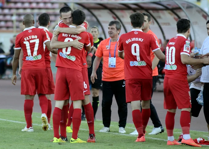 Cordoş, cu faţa (nr.6), felicitat de Rotariu, după primul gol la Dinamo. FOTO: Răzvan Păsărică