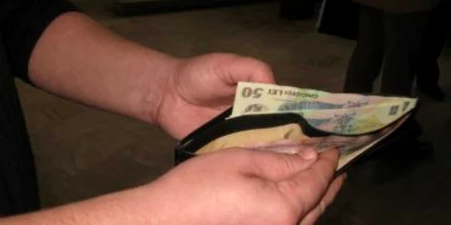 Escrocul cerea câte 50 de lei de la fiecare persoană 