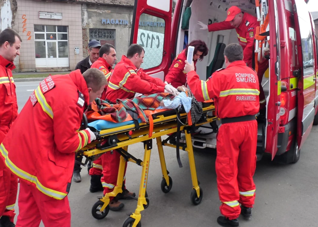 
    Echipajul a fost atacat în timp ce transporta victima pe targăfoto: Click!  