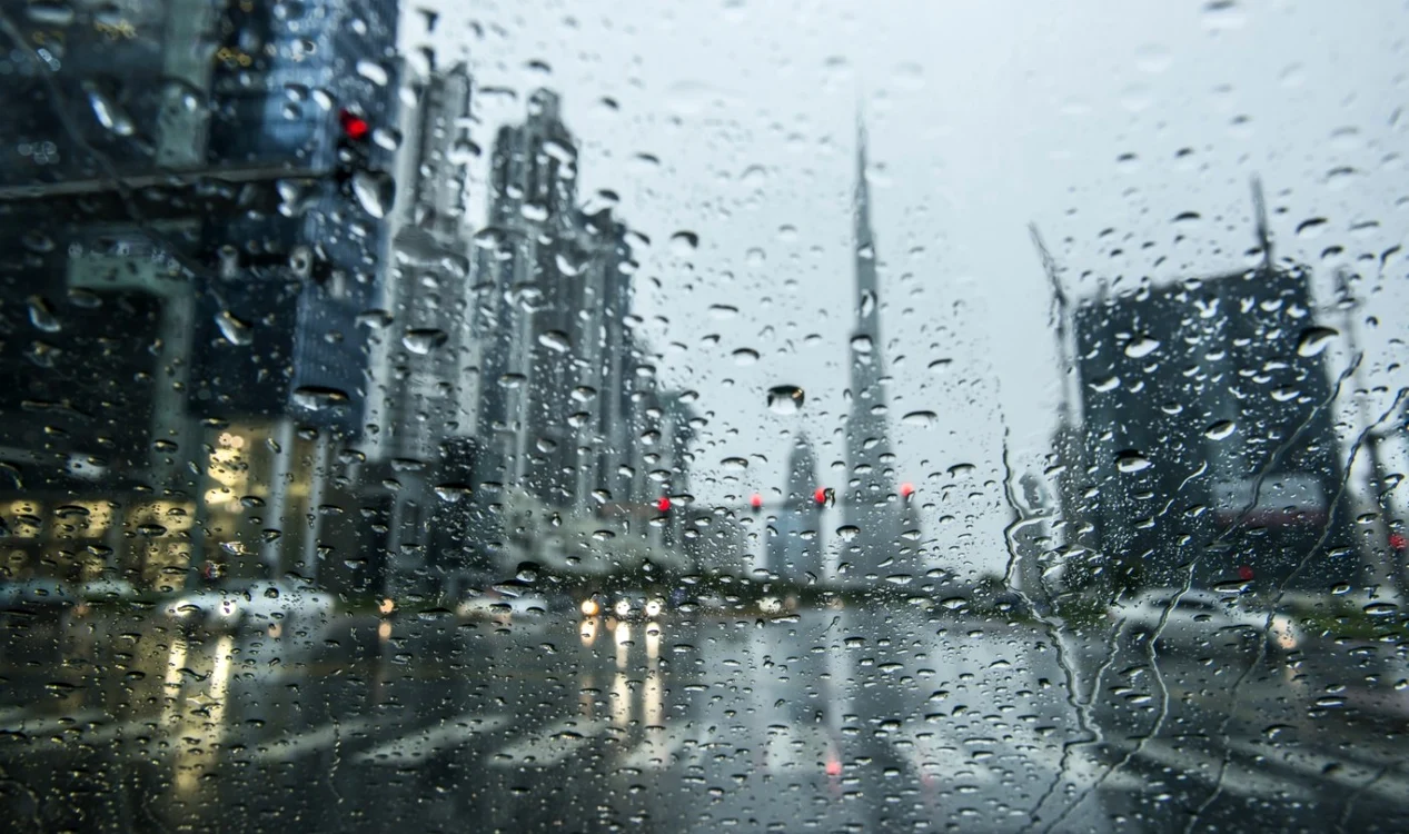 Centrul Meteorologic Naţional din
Emiratele Arabe Unite a declarat portalului Gulf News că s-au efectuat
operaţiuni de „însămânţare a norilor”, pentru a creşte precipitaţiile. FOTO: Shutterstock