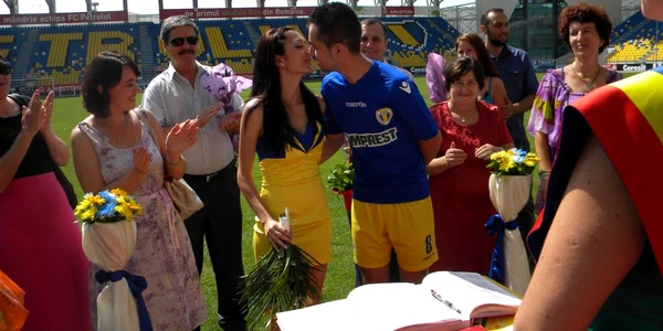 Valentin și Berta au spus un „DA“ hotărât pe stadionul din Ploiești. Foto Dana Mihai