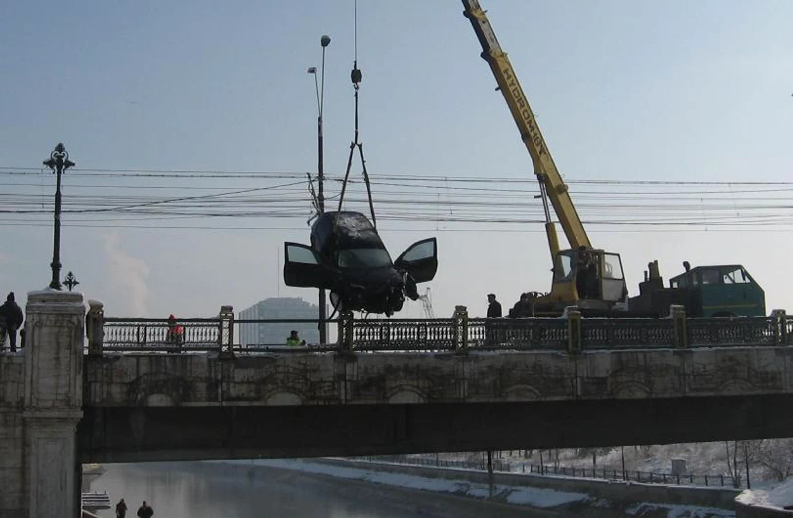 
    Maşina a fost scoasă din Dâmboviţa după o operaţiune de peste două ore. Foto: Cristian Predan  