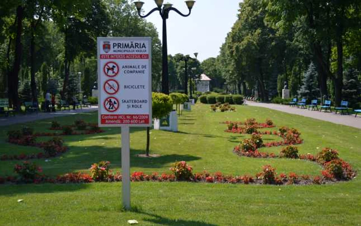 Parcurile din Vaslui au fost împânzite de panouri de atenţionare