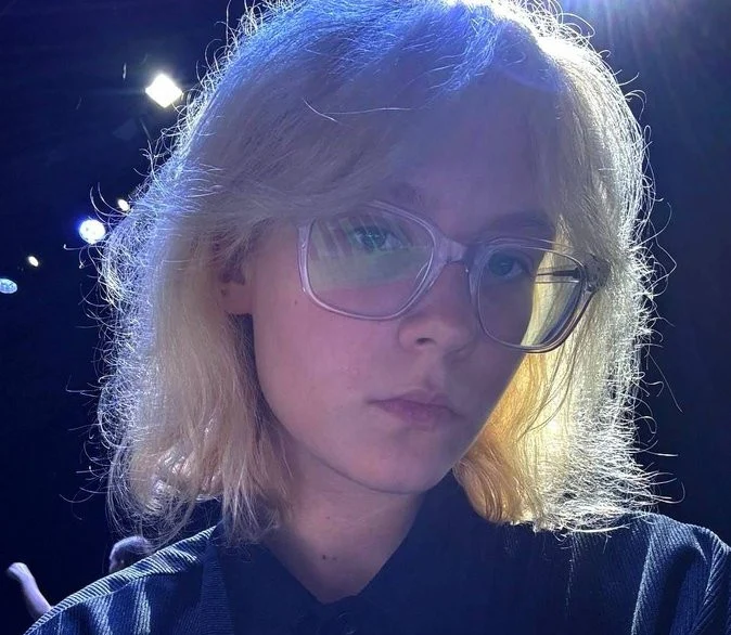 Tânără muziciană din Sankt Petersburg care a cântat un cântec interzis, arestată pentru 13 zile. Ce spun versurile care-l deranjează pe Putin?