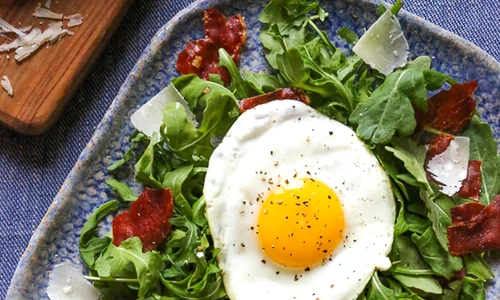 Salata de rucola cu oua si parmezan jpeg